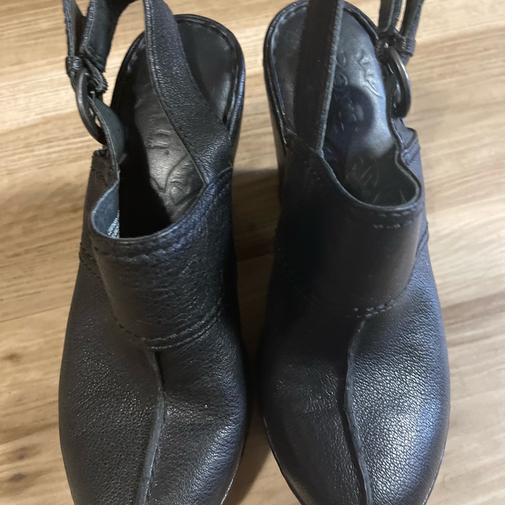 A lovely pair of Born wedges in 6.5 in black.